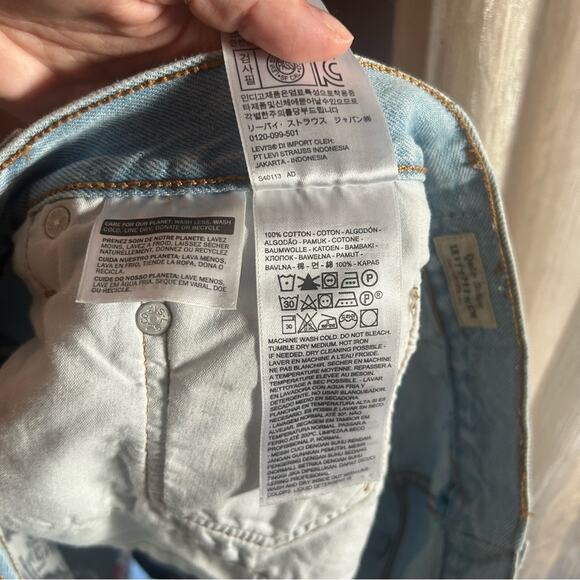 Levi’s 501 Button Fly Denim Cutoff Shorts Raw Hem 100% Cotton Light Wash Size 32 - Picture 5 of 6